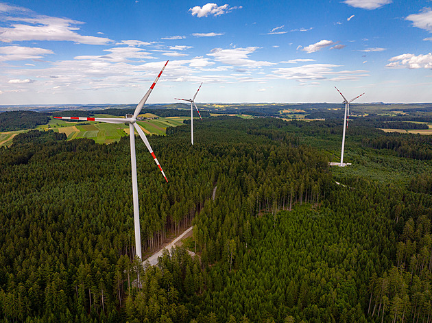 Větrníky mezi stromy. Státní lesy nabízí energetikům pozemky pro zelenou energii