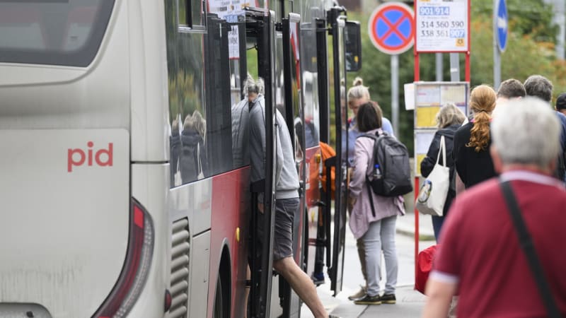 Chodkyně v Praze vybrzdila autobus a zranila seniorku. Hledá ji policie, hrozí jí dlouhý trest