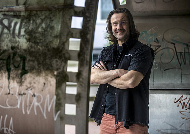 VIDEO: Manželé na výstavě nahotin zavedou do komediální série Dvojhra