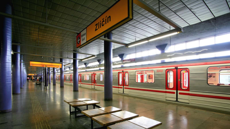 Metro na trase B půl hodiny stálo. V tunelu pobíhali sprejeři