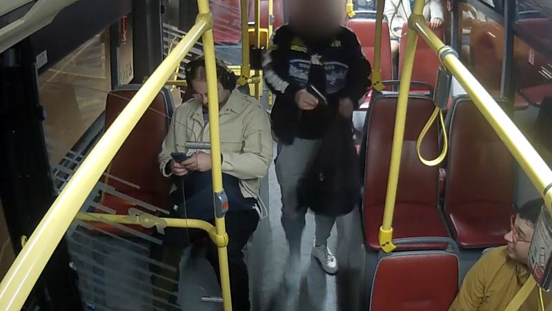 Zbraň vytáhl na cestující v pražském autobusu. Mířil s ní na skupinu dívek, ukazují záběry