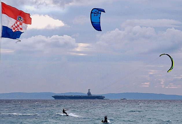 OBRAZEM: U chorvatského pobřeží zakotvila největší letadlová loď světa