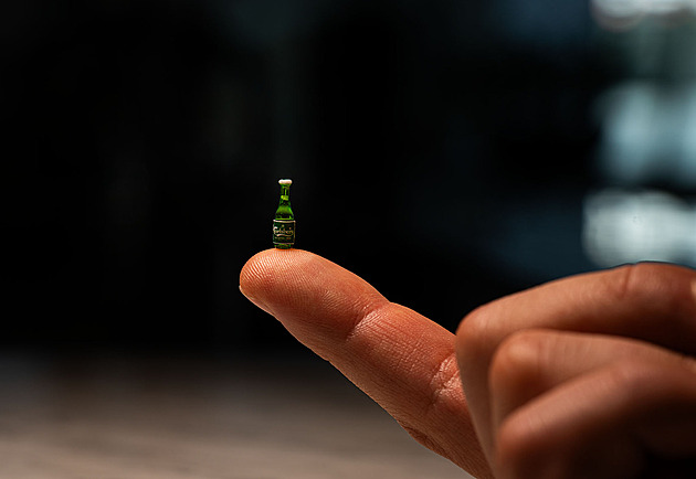 Nejmenší pivní láhev na světě je velká jako zrnko rýže. Pivovar vyzývá ke střídmosti