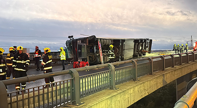 Převrácený kamion blokuje v Praze nájezd na dálnici. Komplikace potrvají hodiny