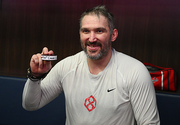 Jako první v dějinách. Ovečkin vstřelil gól číslo 900, soupeř mu chtěl ukrást puk