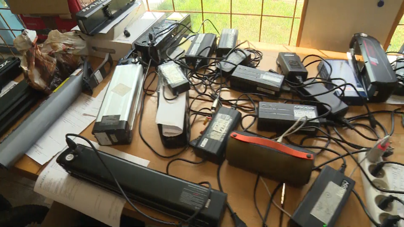 Baterie mohou být v zimě nebezpečné a podpálit dům. Experti radí, jak je správně skladovat