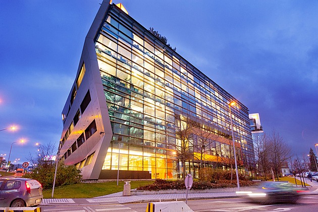 Ceny elektřiny budou příští rok dál klesat, kvůli nim bude nižší i zisk ČEZ