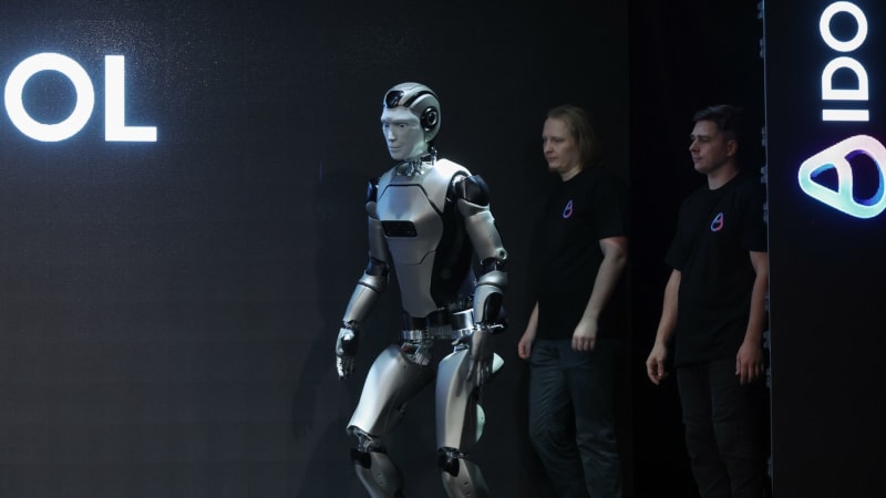 Ruský trapas: Robot chodil jako opilý, pak se skácel k zemi. Videu se smějí i v Moskvě