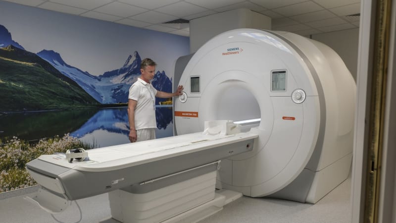 Pacienty v Ostravě vozí nové sanitky. Jsou moderní a mají defibrilátor i vyklápěcí rampu