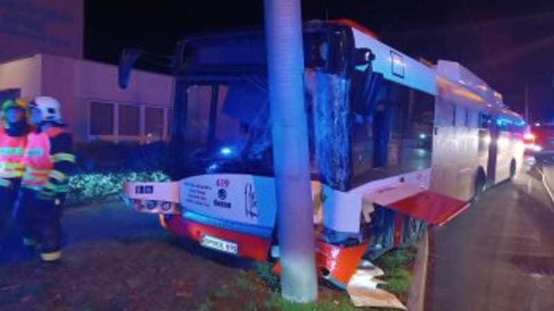 Trolejbus v Ústí vletěl do sloupu: Osm lidí se zranilo, řidiče vyprošťovali hasiči