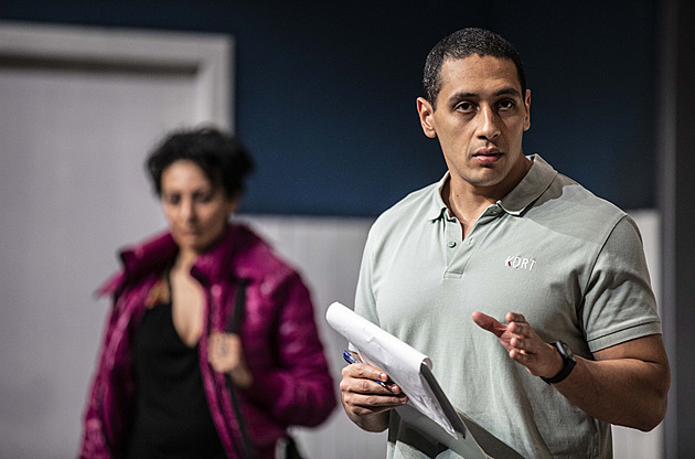 Co řeší brigádníci v balírně masa? Pražské křižovatky uzavře britský režisér Zeldin