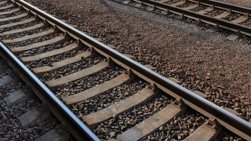 Železniční neštěstí na Náchodsku: Vlak srazil a usmrtil člověka. Doprava na místě stojí