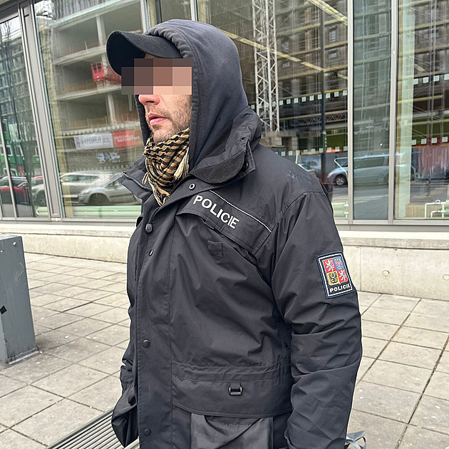 Bezdomovec připomínal strážce zákona, za nošení policejní bundy mu hrozí pokuta