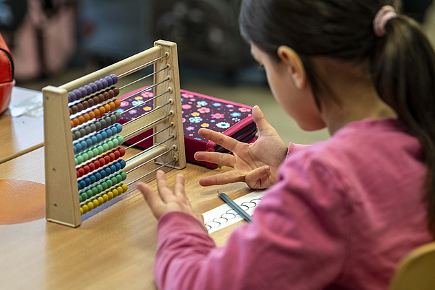 Chodí v terénu a zatoulané děti vrací do školy. V Jirkově zájem nekončí zvoněním