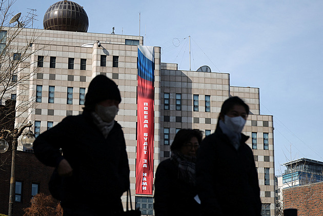 Vítězství bude naše, vyvěsilo si Rusko na ambasádě v Soulu. Dočasné, hájí se