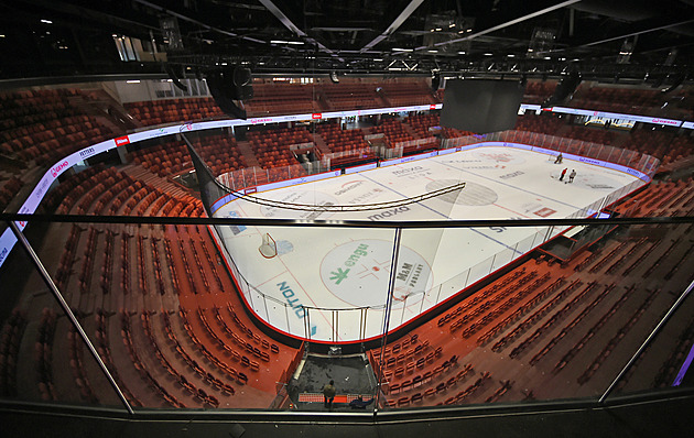 Šlápla do prázdna. V nové jihlavské aréně padají lidé na schodech, jsou nepravidelné