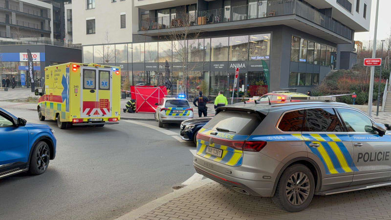 Po pádu z balkonu v 10. patře našli v pražských Modřanech tělo. Zřejmě šlo o sebevraždu