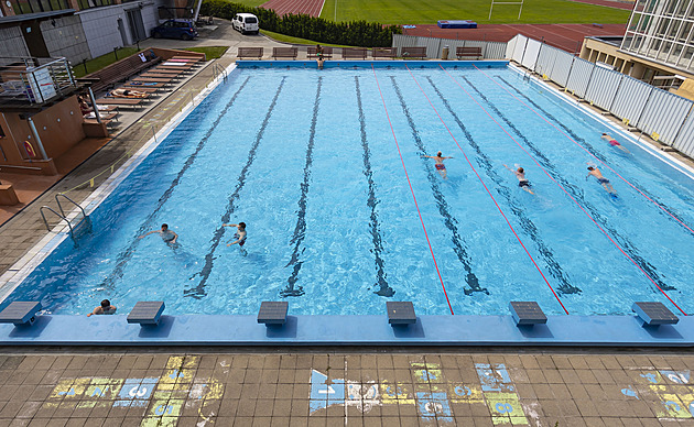 Venkovní bazén v areálu zlínských lázní potřebuje opravu, teče z něj voda