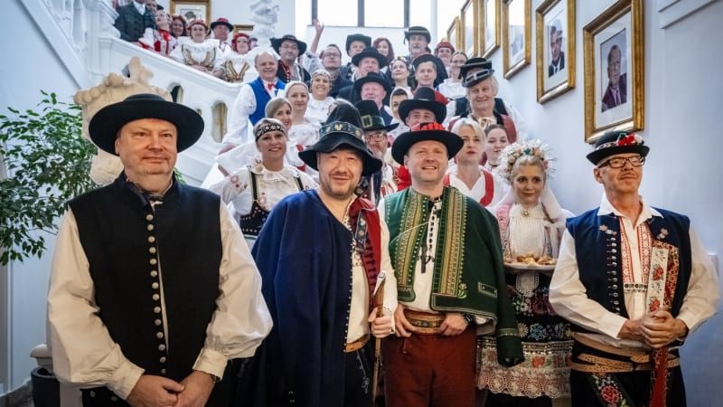 Sněmovně předsedá „šohaj“ Okamura. Poslanci slaví den krojů, kdo se do práce vystrojil?