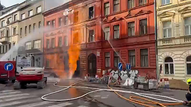 Vyšetřování požáru na Letné potrvá týdny, někteří evakuovaní se domů hned nevrátí
