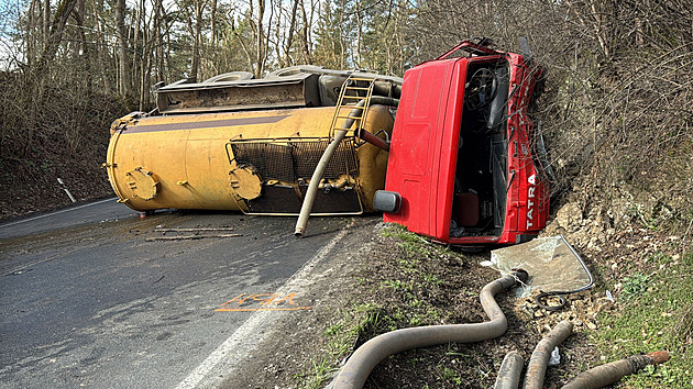 Nehoda cisterny zavřela silnici, kolos se po nárazu do skály převrátil na bok