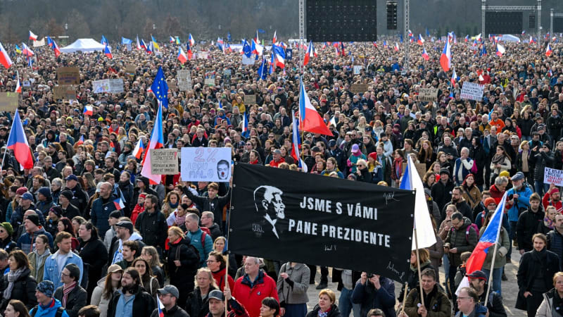 ON-LINE: Je nás tu až 250 tisíc, prohlásil na Letné Minář. Akci doprovází „narušitelé“