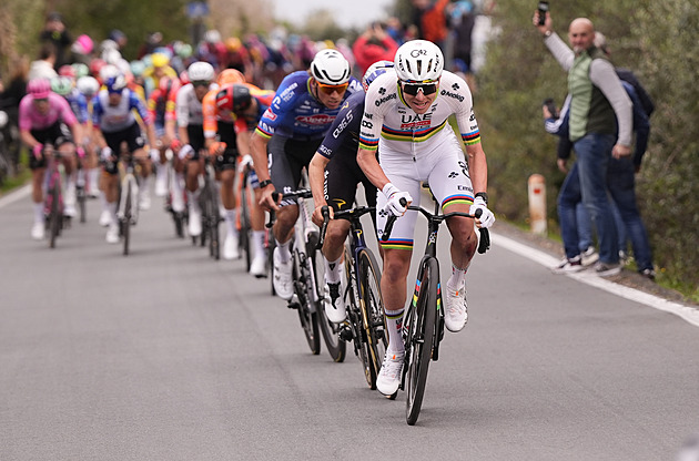 Ani pád ho nezastavil. Pogačar konečně vítězí na San Remu, v cíli udolal Pidcocka