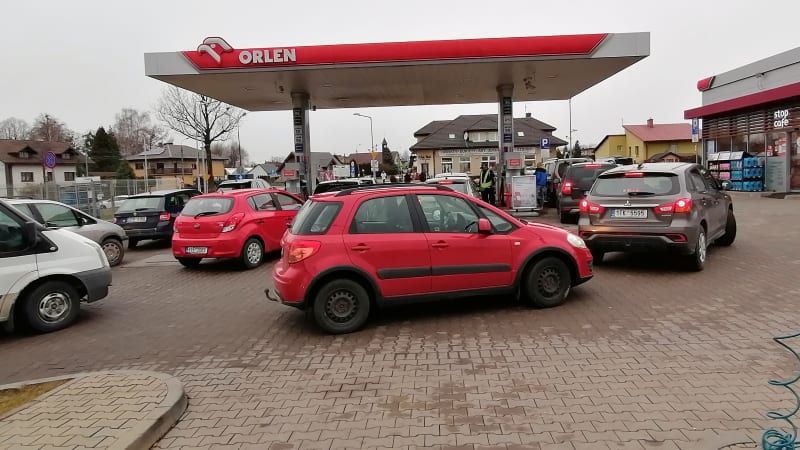 Polsko zastropuje cenu benzinu a nafty, sníží u nich daně. Cena se bude řešit každý den