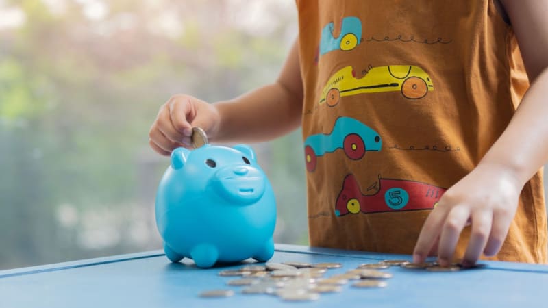 Od malého miminka až po dospělost. Výchova dítěte může stát rodiče miliony korun