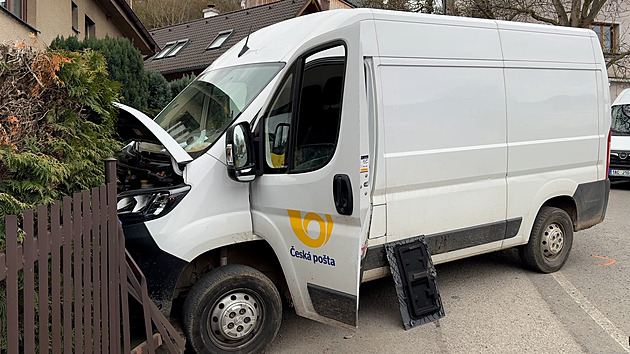 Pošťačku srazila její vlastní dodávka, žena utrpěla těžká zranění a otřes mozku