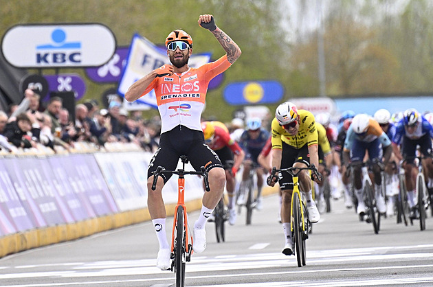 Ganna vyhrál klasiku Napříč Flandry, Van Aert svůj útok k triumfu nedotáhl