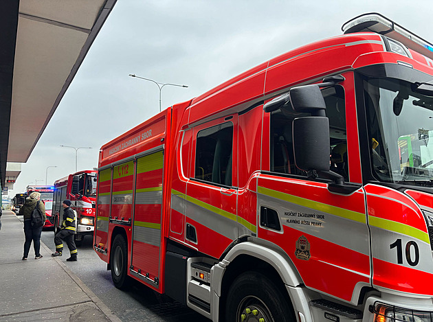 U Petřin se srazila tramvaj s autem, kvůli jiné nehodě nejede i část metra B