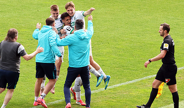 Karviná - Liberec 3:1, první jarní výhra pro domácí v lize, hosté dohrávali v deseti