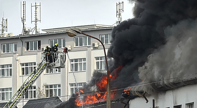 Na Žižkově hoří ubytovna. Nevětrejte, vyzývá místní lidi starosta