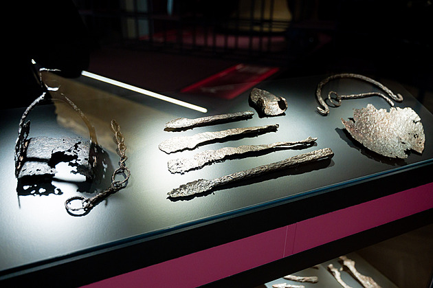 Hrad Malenovice má novou archeologickou expozici i unikátní sbírku zbraní