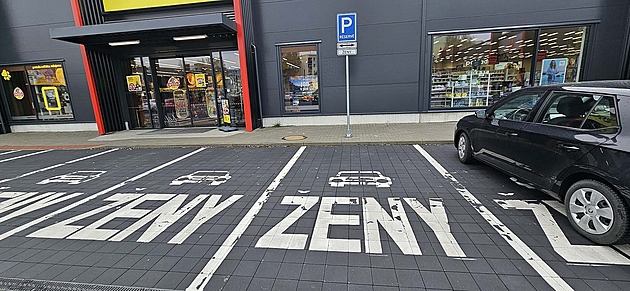 Havířovský experiment po roce. Parkoviště jen pro ženy stále baví, muži ho respektují