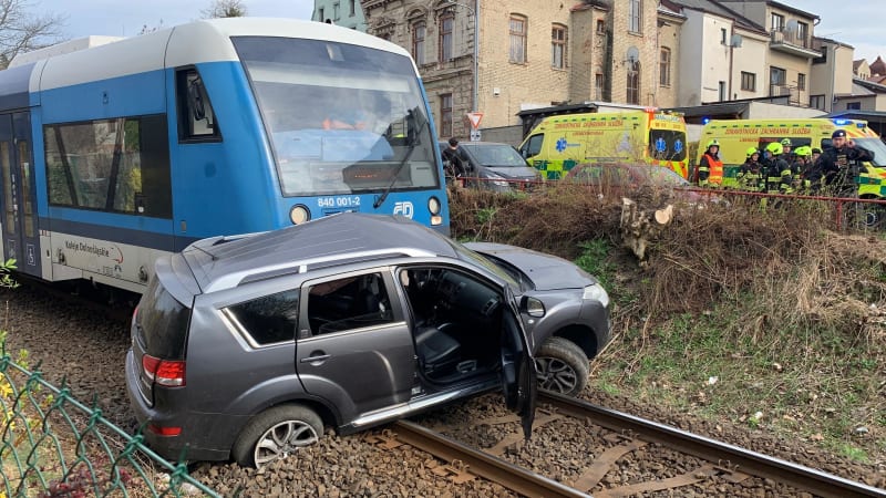 V Jablonci se vlak střetl s osobním autem. Na místě jsou čtyři zranění