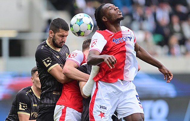 ONLINE: Hradec - Slavia 2:1, v nastavení skóruje Darida, hosté jsou v devíti