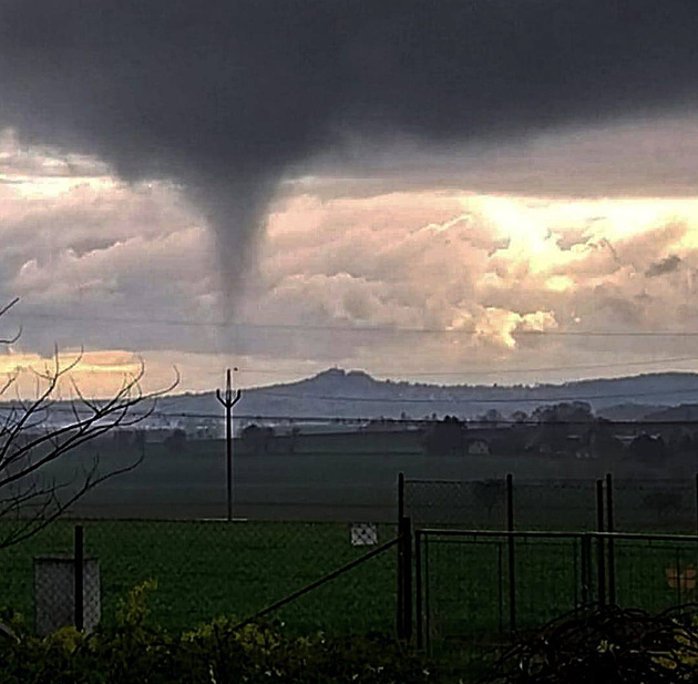 Lovci bouřek o víkendu vyfotili tornádo. Točilo se v neděli na Jičínsku