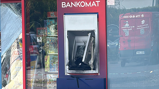 Lupiči v pražském obchodním centru odpálili bankomat, pátrá po nich i vrtulník