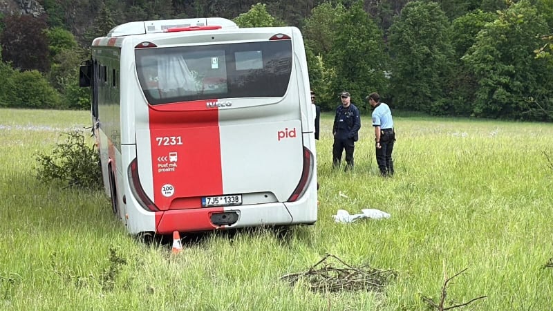 Vážná nehoda na Příbramsku: Autobus vyletěl ze silnice, osm lidí utrpělo zranění