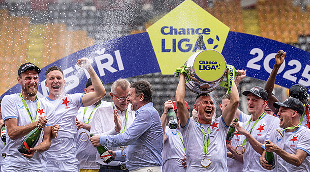 Sláva jen před zraky nejbližších. Jak slávisté převzali trofej v prázdném Edenu