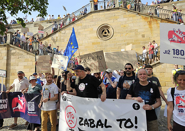 Oto, zabal to, představil Minář novou petici. Lidé mu pak „zabavili“ ministerstvo