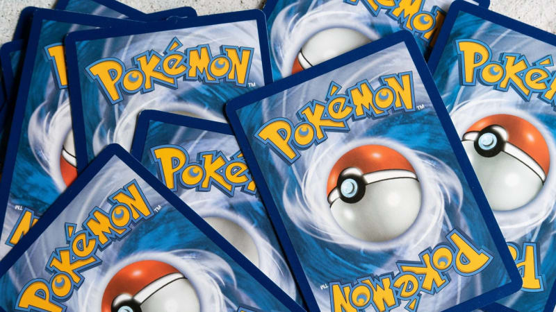Zloději Pokémon kartiček páčili v Brně automat. Bezpečnostní kamera zachytila zásah strážníků