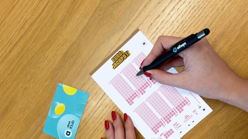 Studená sprcha pro nového miliardáře? Dostane méně peněz. Rekordní výhra to není, tvrdí Kovanda