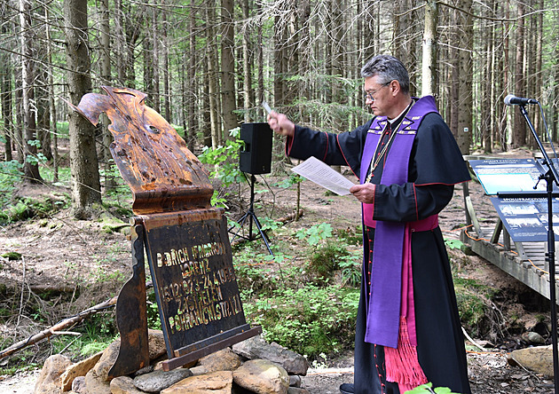 Zastřelili ho při návratu. Posledního agenta chodce připomíná padající kabát