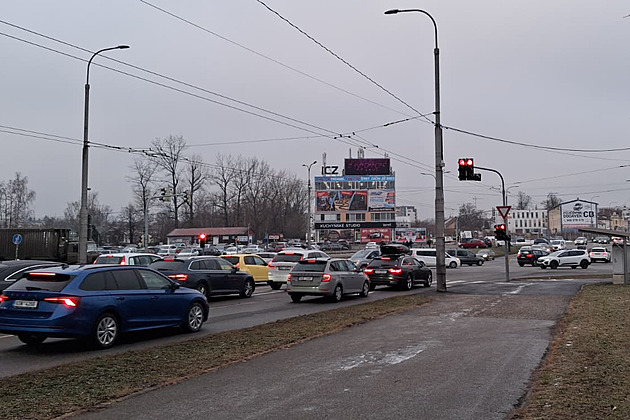 Řidiči se nepolepšili. U křižovatky, kterou běžně projíždí na červenou, budou kamery