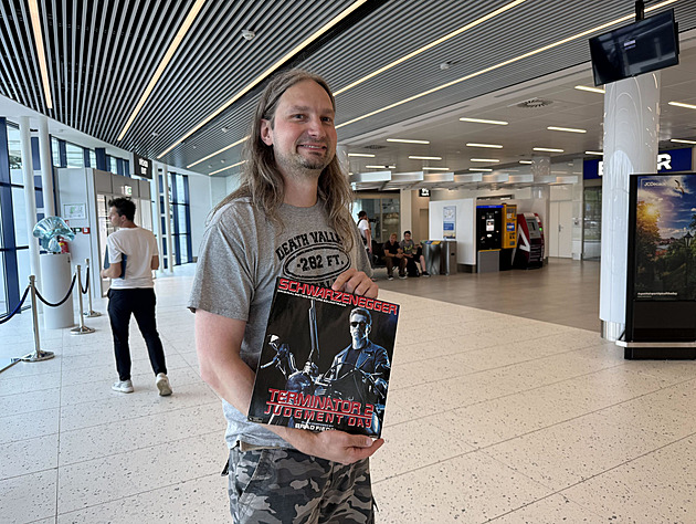 Schwarzenegger přijel do Prahy. Na letišti ho vyhlíželi netrpěliví fanoušci