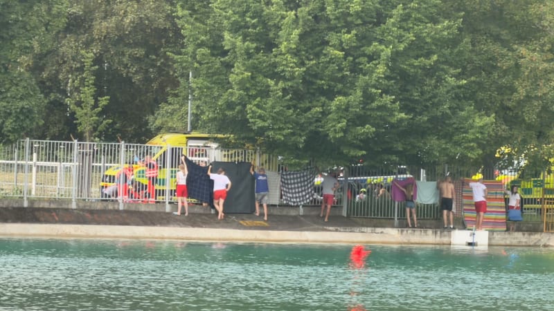 Devět parašutistů po seskoku zmizelo v bouři na Rokycansku, čtyři jsou těžce zranění