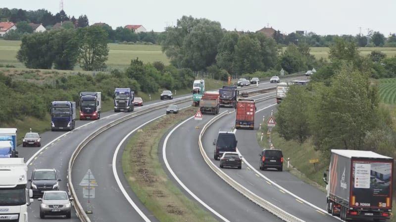 Srážka kamionu s automobilem u Prahy: Na místě jsou zranění, dálnice D5 stojí